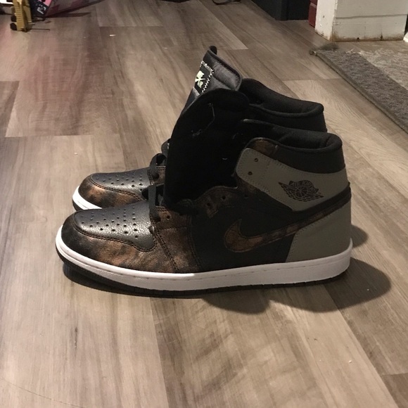 Grey brown black and white never worn it does have a box and size 12 - Picture 2 of 3